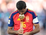 El mediocampista ibérico besa su balón de oro el pasado 19 de julio.