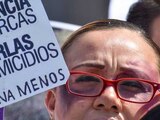 La violencia deja marcas... no verlas deja feminicidios, consigna una mujer en un papel durante protesta feminista