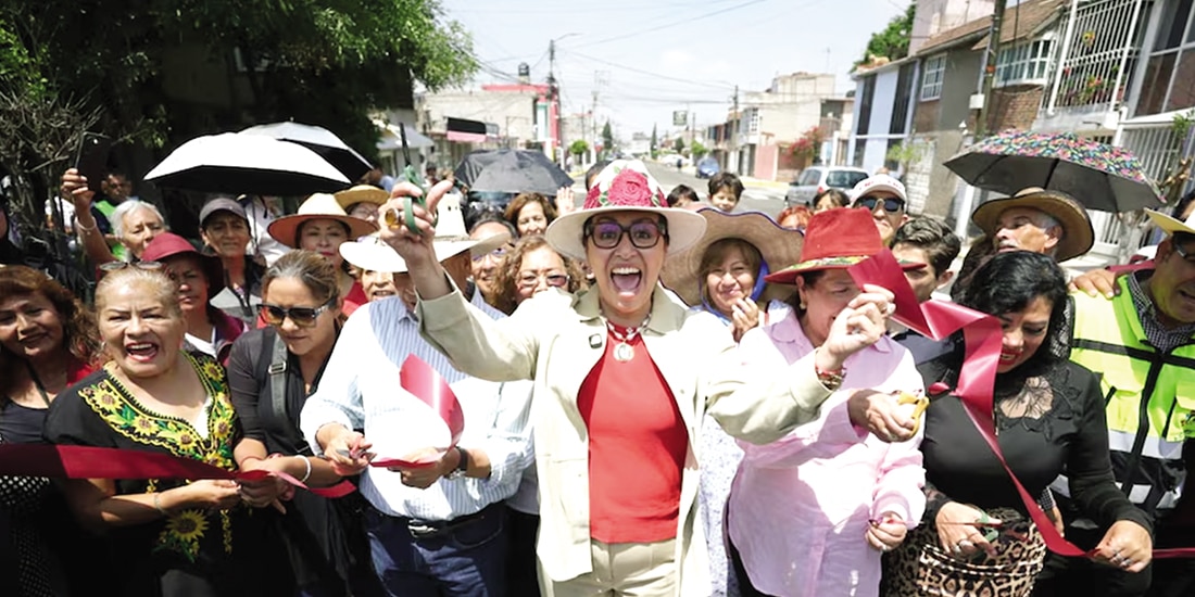 Azucena Cisneros, durante el recorrido de supervisión de las obras en la colonia Rinconada de Aragón, ayer.