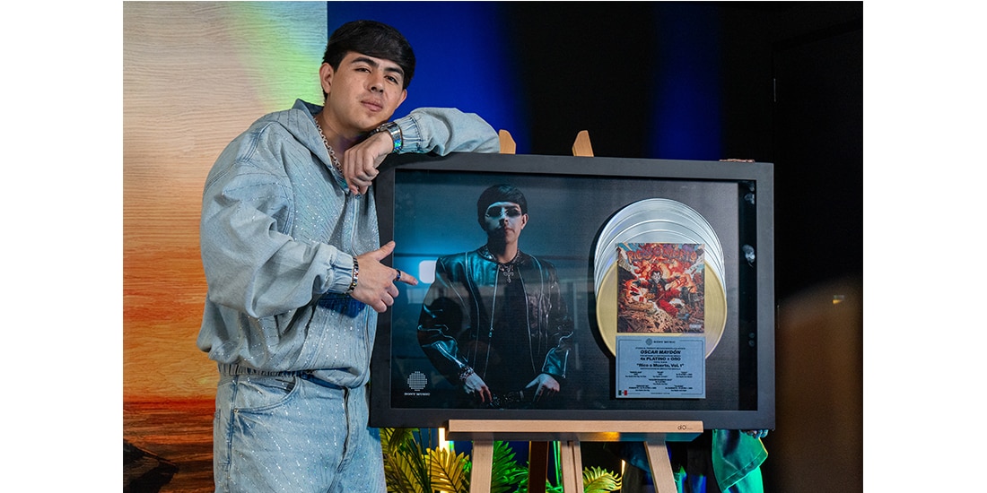 El intérprete, ayer, luego de recibir sus distinciones en Sony Music.
