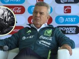 Javier Aguirre sufre tremendo golpe que lo hace sangrar en el partido de Honduras vs México Foto: Especial