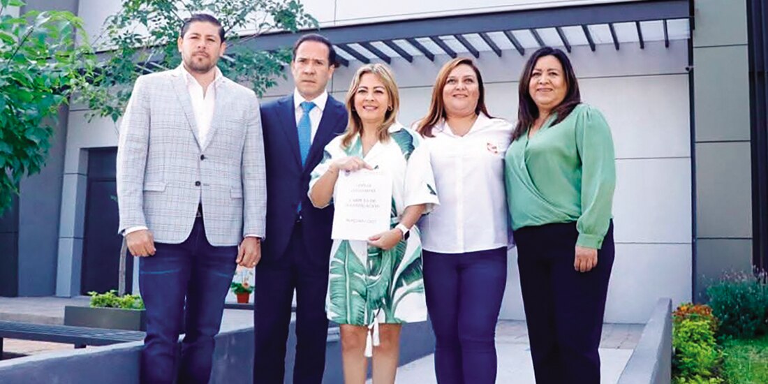 La exsenadora Lucy Meza (al centro), denunció a Cuau en noviembre de 2023.