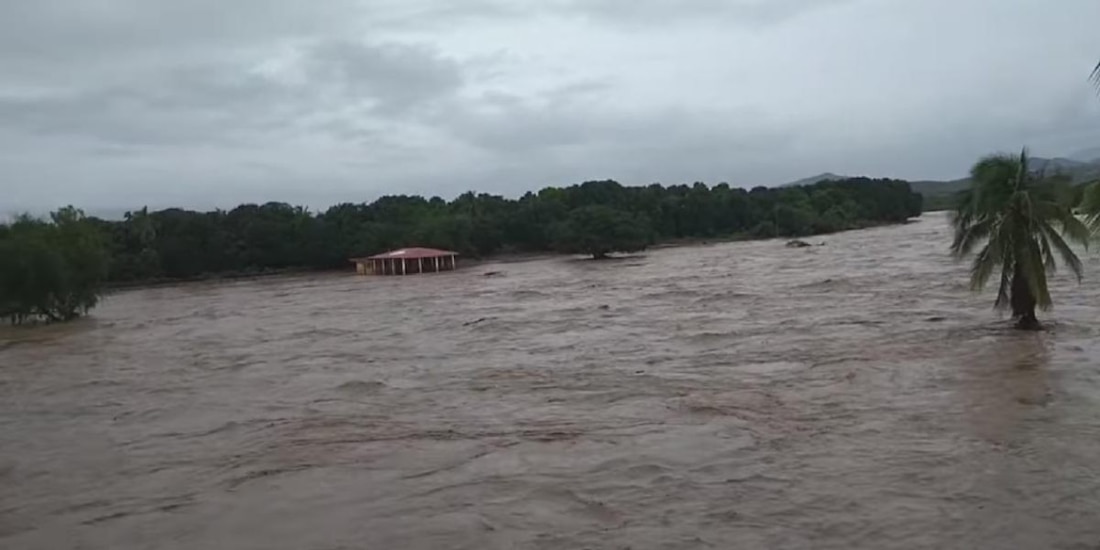 El video se grabó en el puente San Jeronimito-Petatlán, donde se alcanza a observar la fuerza de la corriente del río.