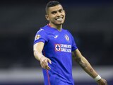 Orbelín Pineda en un partido con Cruz Azul