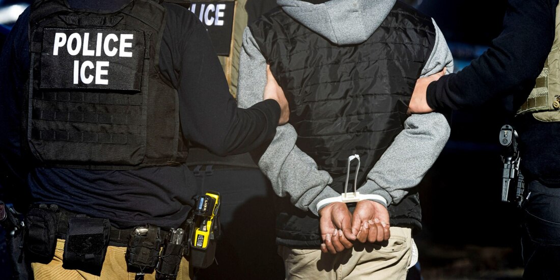 Personal de ICE traslada a sujetos detenidos durante un operativo, ayer, en Aurora, Colorado.