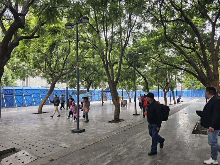 Parte de la Alameda Central amaneció blindada por vallas metálicas.