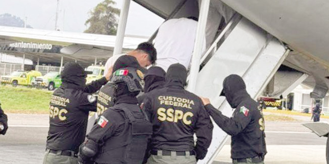 Agentes de la SSPC, ayer al custodiar a los presos para trasladarlos.