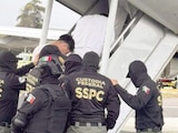Agentes de la SSPC, ayer al custodiar a los presos para trasladarlos.