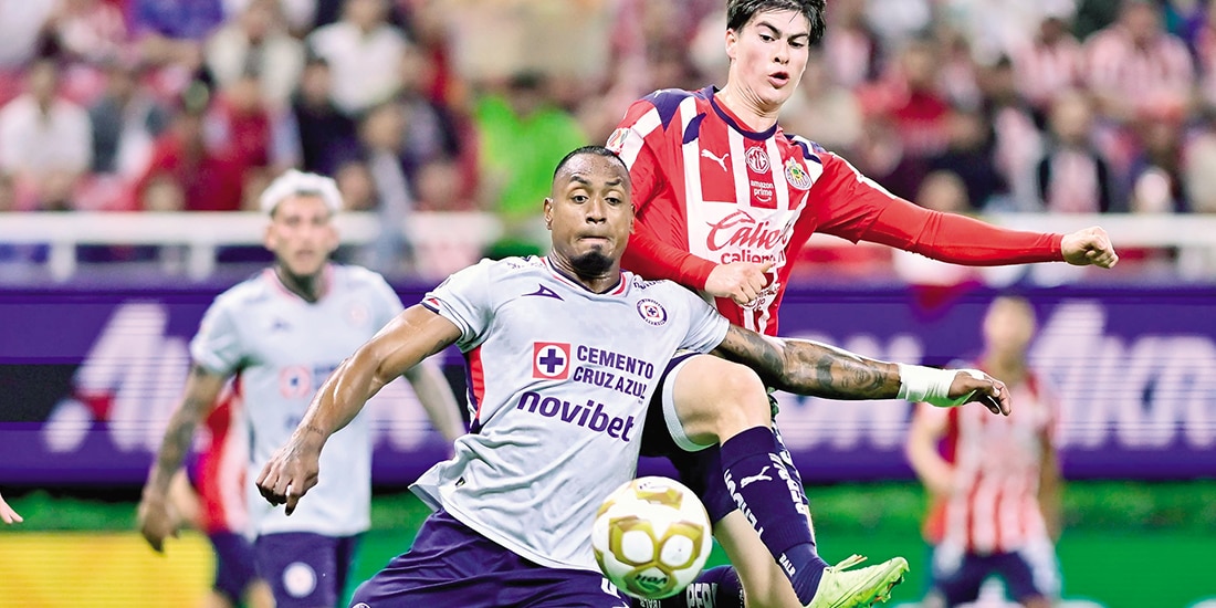 González y Dita pelean un balón, ayer, en el área de La Máquina.