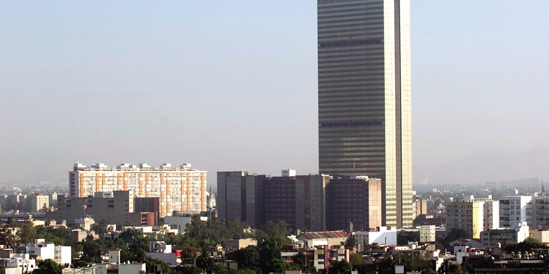 A nivel nacional, Fitch compara a Pemex con la Comisión Federal de Electricidad, ya que refleja un vínculo fuerte entre el emisor y el soberano y evidencia su importancia estratégica para el país.