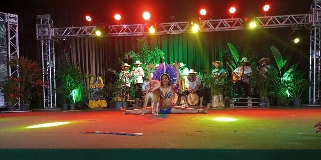 La bailarina, quien fue identificada como Cinthia Luna, interactuó durante su rutina de baile con el lomito.