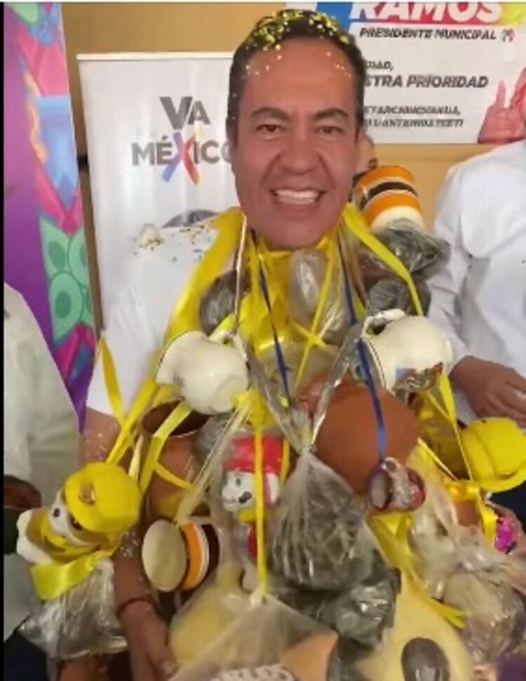 Carlos Herrera fue reconocido por pobladores de la cañada de los Once Pueblos, en chilchota, el viernes.