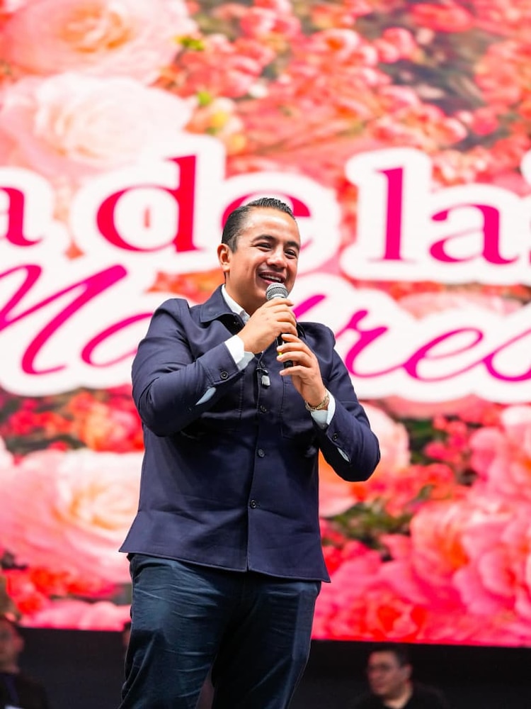 El alcalde Janecarlo Lozano entregó obsequios a las asistentes previo al espectáculo musical.