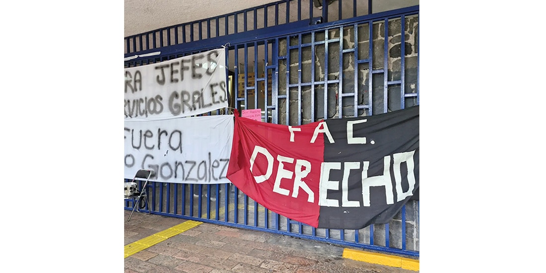 Personal de base de la Facultad de Derecho mantienen cerradas las instalaciones desde el lunes 19 de octubre, al denunciar acoso laboral y maltrato de funcionarios.