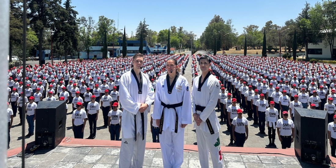 María del Rosario Espinoza dio una clase de taekwondo a los que hacen su servicio militar en el Campo Militar No. 1.