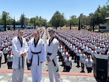 María del Rosario Espinoza dio una clase de taekwondo a los que hacen su servicio militar en el Campo Militar No. 1.
