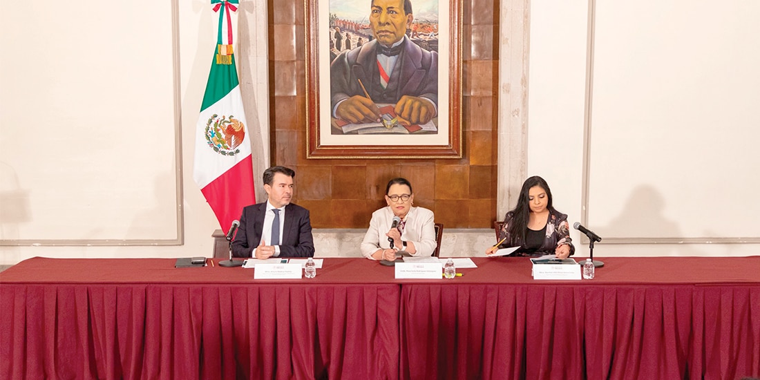 LA SECRETARIA de Gobernación (c.), Rosa Icela Rodríguez, ayer, en conferencia.