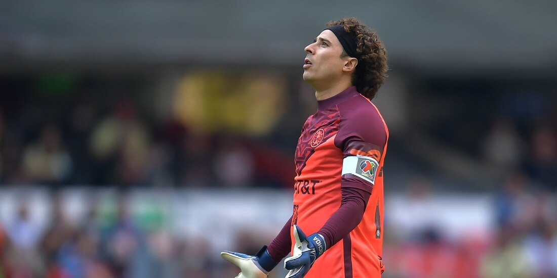 Memo Ochoa durante un partido del América en la Liga MX.