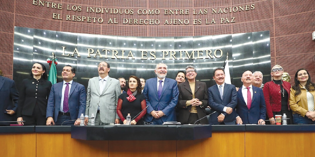 Diputados y senadores de Morena, ayer, en el Congreso de la Unión.