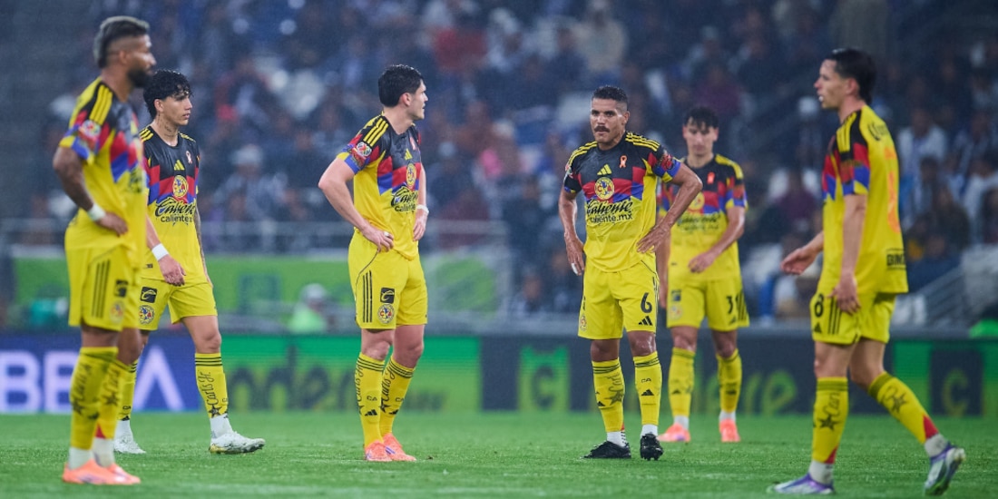 Jugadores del América se lamentan en la cancha del Estadio BBVA.
