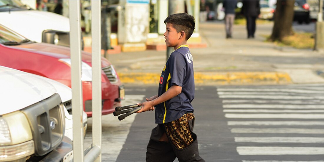 En la imagen de archivo, un menor hace malabares en semáforos de la Ciudad de México.