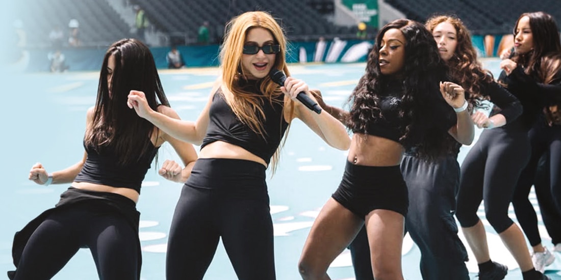LA CANTANTE colombiana y sus bailarinas, durante un ensayo