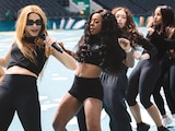 LA CANTANTE colombiana y sus bailarinas, durante un ensayo