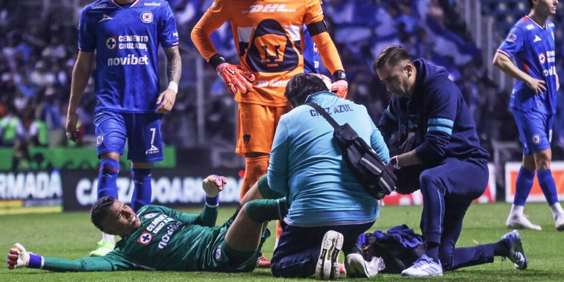 Kevin Mier sufrió una terrible lesión en el Cruz Azul vs Pumas tras una barrida de Adalberto Carrasquilla.