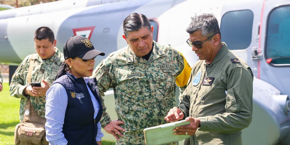 La Gobernadora de Guerrero con mandos militares.