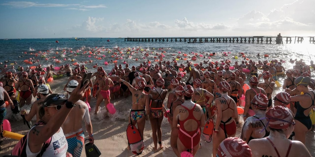 Más de mil 600 nadadores nacionales e internacionales participan en la tradicional ruta Cancún-Isla Mujeres.