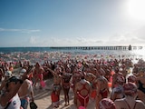 Más de mil 600 nadadores nacionales e internacionales participan en la tradicional ruta Cancún-Isla Mujeres.