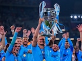 Erling Haaland festeja con el resto de los jugadores del Manchester City mientras carga el trofeo de la Champions League.