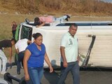 Choque y Volcadura en Bordo de Xochiaca y Vicente Villada deja varias personas heridas