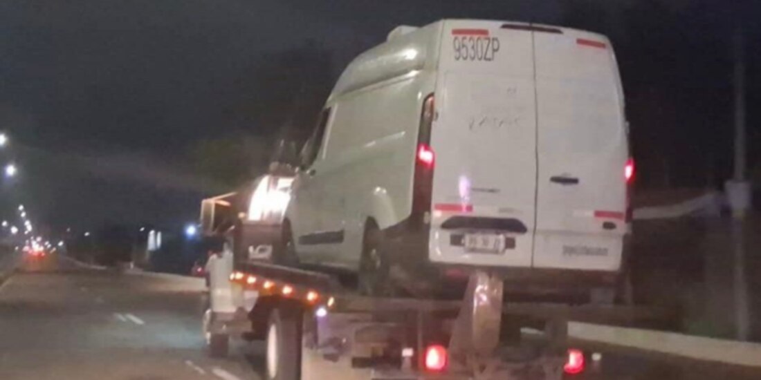 La camioneta Transit donde fueron abandonados 16 cadáveres, ayer.
