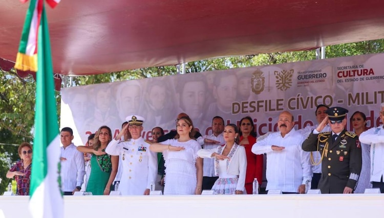 El inicio de la columna de contingentes escolares y de auxilio se dio a la altura de la Alameda Central Francisco Granados Maldonado.