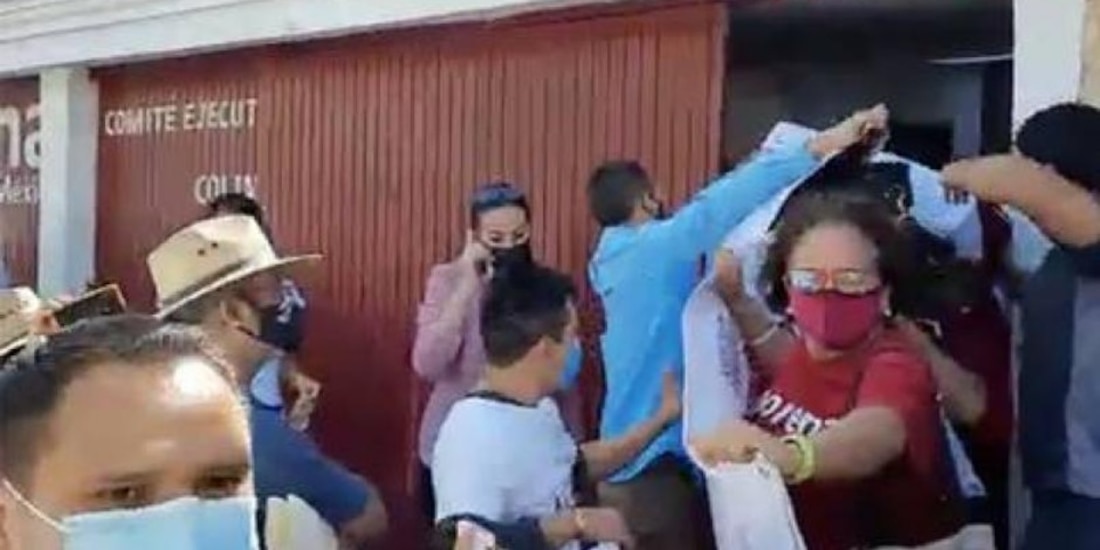 Indira Vizcaíno Silva y Mario Delgado Carrillo fueron atacados a huevazos en Colima.