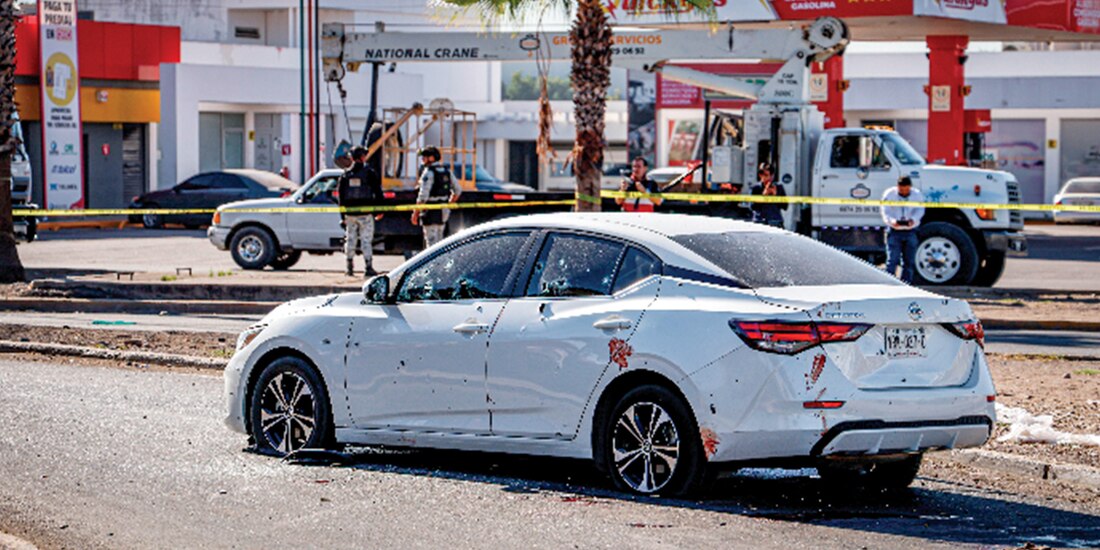 Auto donde viajaban los elementos de seguridad tras ser atacados, ayer.