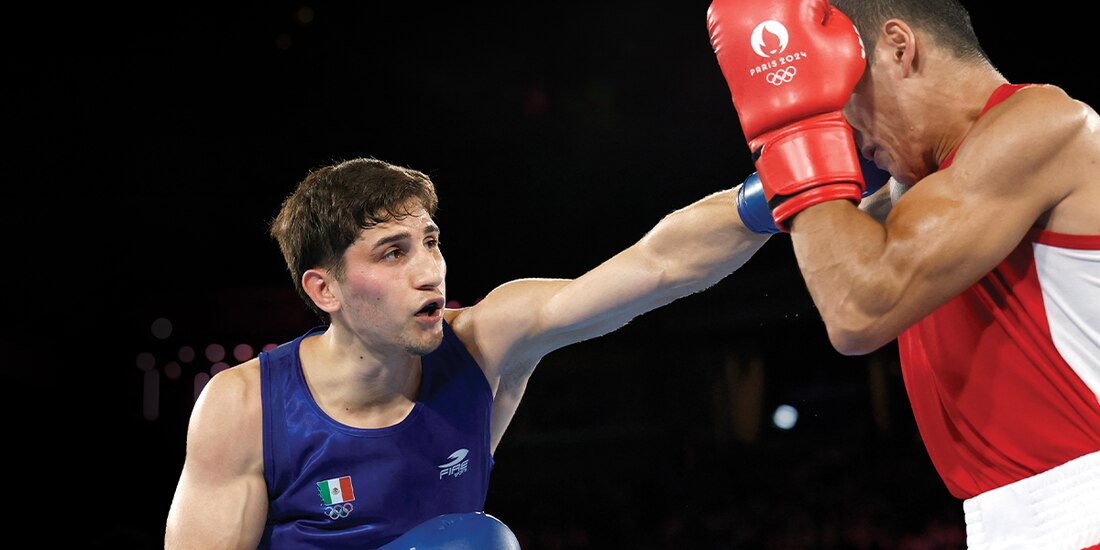 El azteca (izq.) conecta un golpe al uzbeko, ayer, en París.