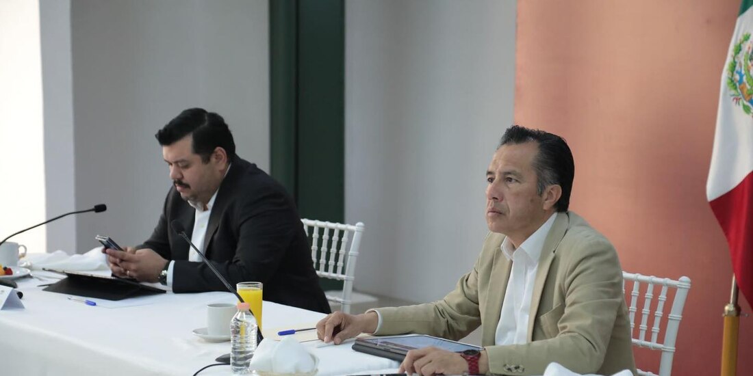 El gobernador constitucional de Veracruz, Cluitláhuac García (derecha).