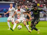 Vinicius Junior, del Real Madrid, pelea el balón con Joško Gvardiol, del Leipzig, en partido de la Champions League