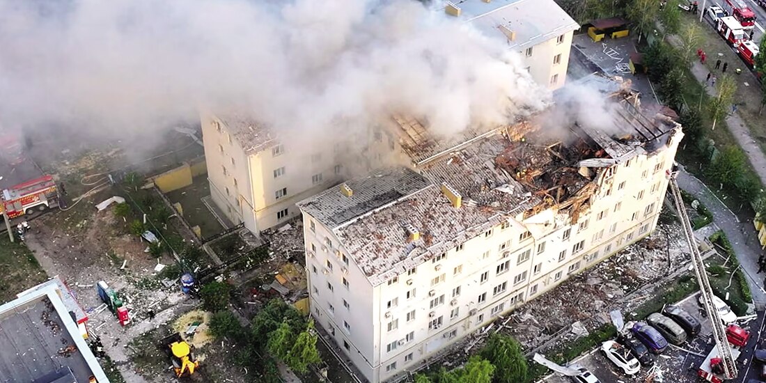 Una vista muestra el sitio del edificio de departamentos alcanzado por un ataque con drones rusos, en Jarkov, el pasado 18 de agosto.