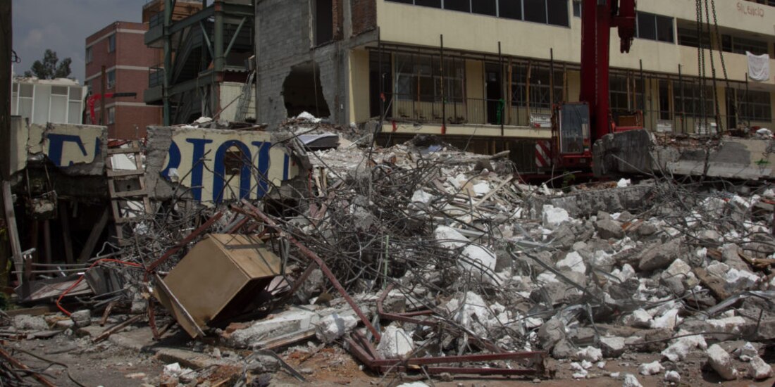 El colegio Enrique Rébsamen colapsó durante el sismo de 2019 pues tenia más peso del que los cimientos podían soportar. 