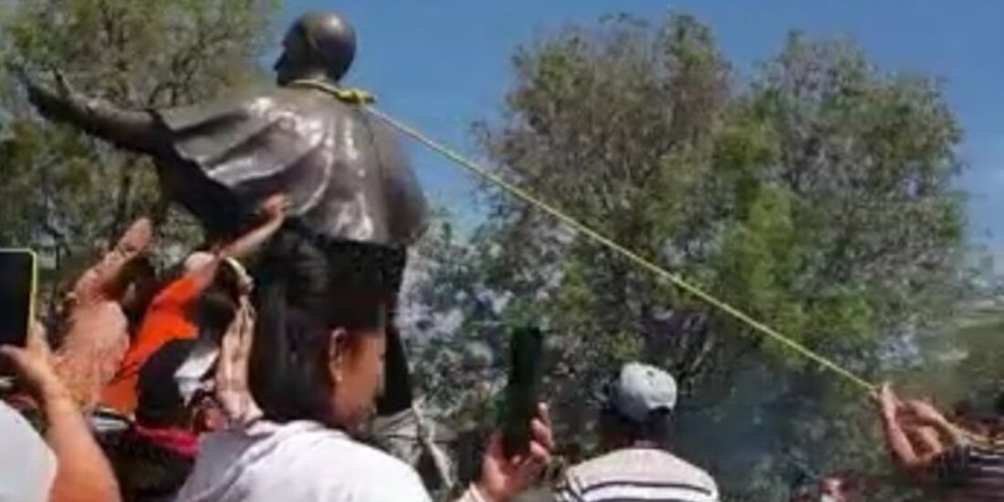 Un grupo de comuneros logró derribar este lunes la estatua de Fray Antonio de San Miguel en la ciudad de Morelia, en el estado de Michoacán.