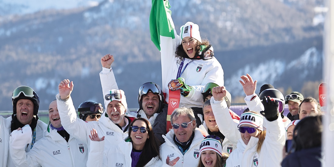 La italiana celebra con todo su equipo, ayer, en Milán.