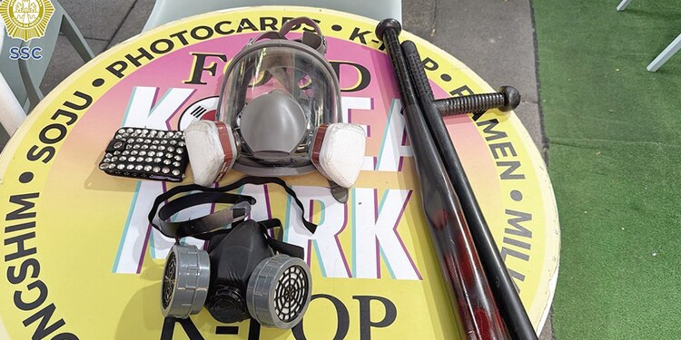 Toletes y máscaras de gas asegurados ayer en la marcha.