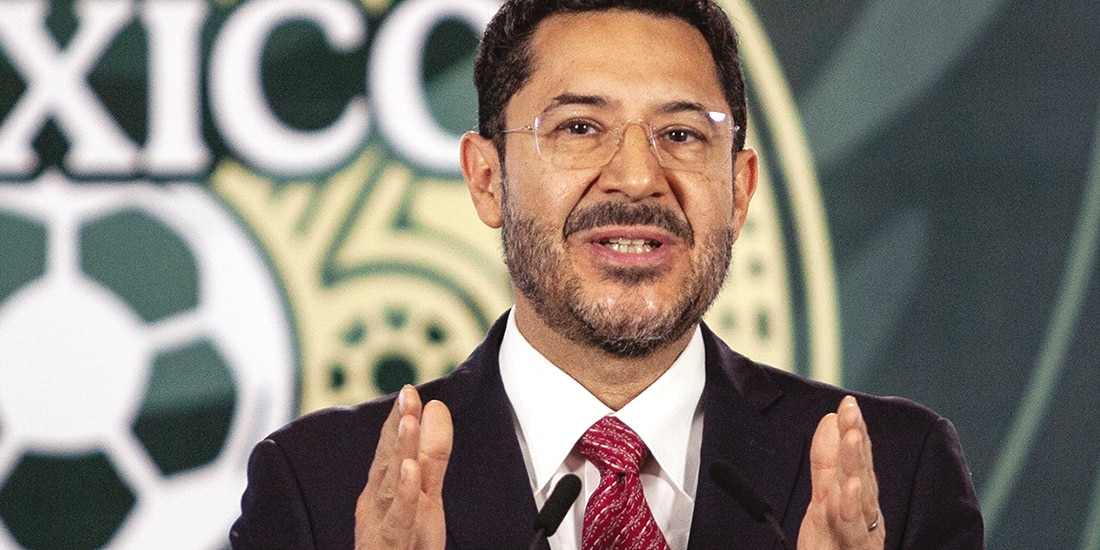 Martí Batres, director general del ISSSTE, ayer, en conferencia de prensa sobre negociaciones con la CNTE.