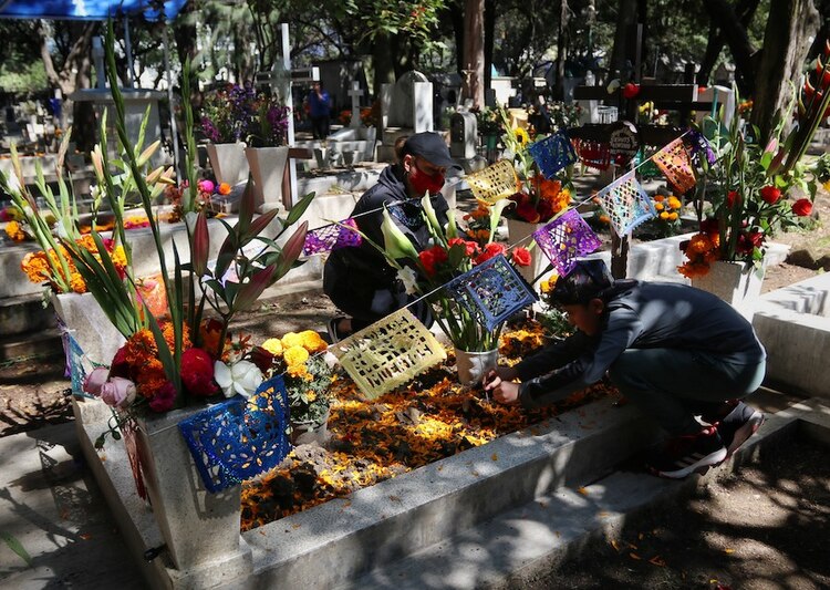 En el panteón de Xoco, de Coyoacán, también hubo movimiento este martes.