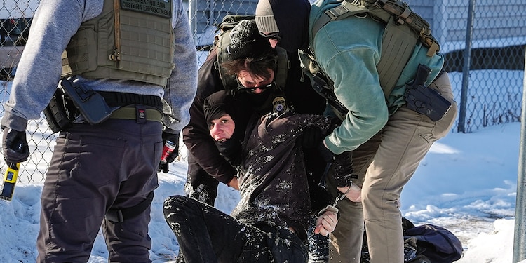 Una persona es detenida por agentes federales en Minneapolis, el 3 de febrero.