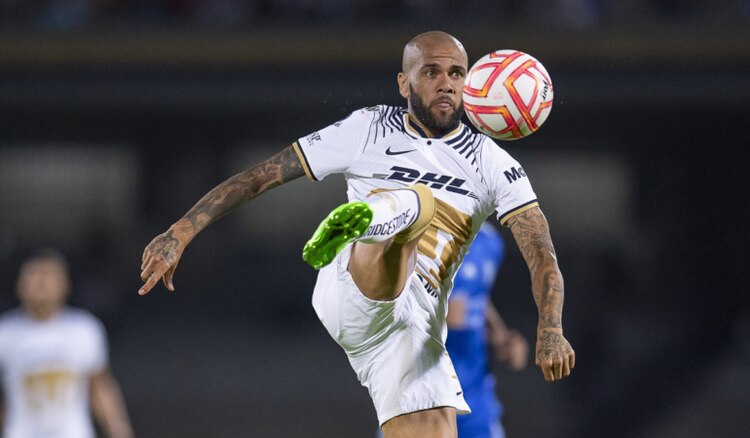 Dani Alves durante un partido de Pumas en el Torneo Apertura 2022 de la Liga MX.