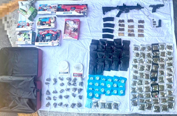 Entre lo asegurado hay ocho cajas de juguetes con las iniciales del Cártel del Noreste.